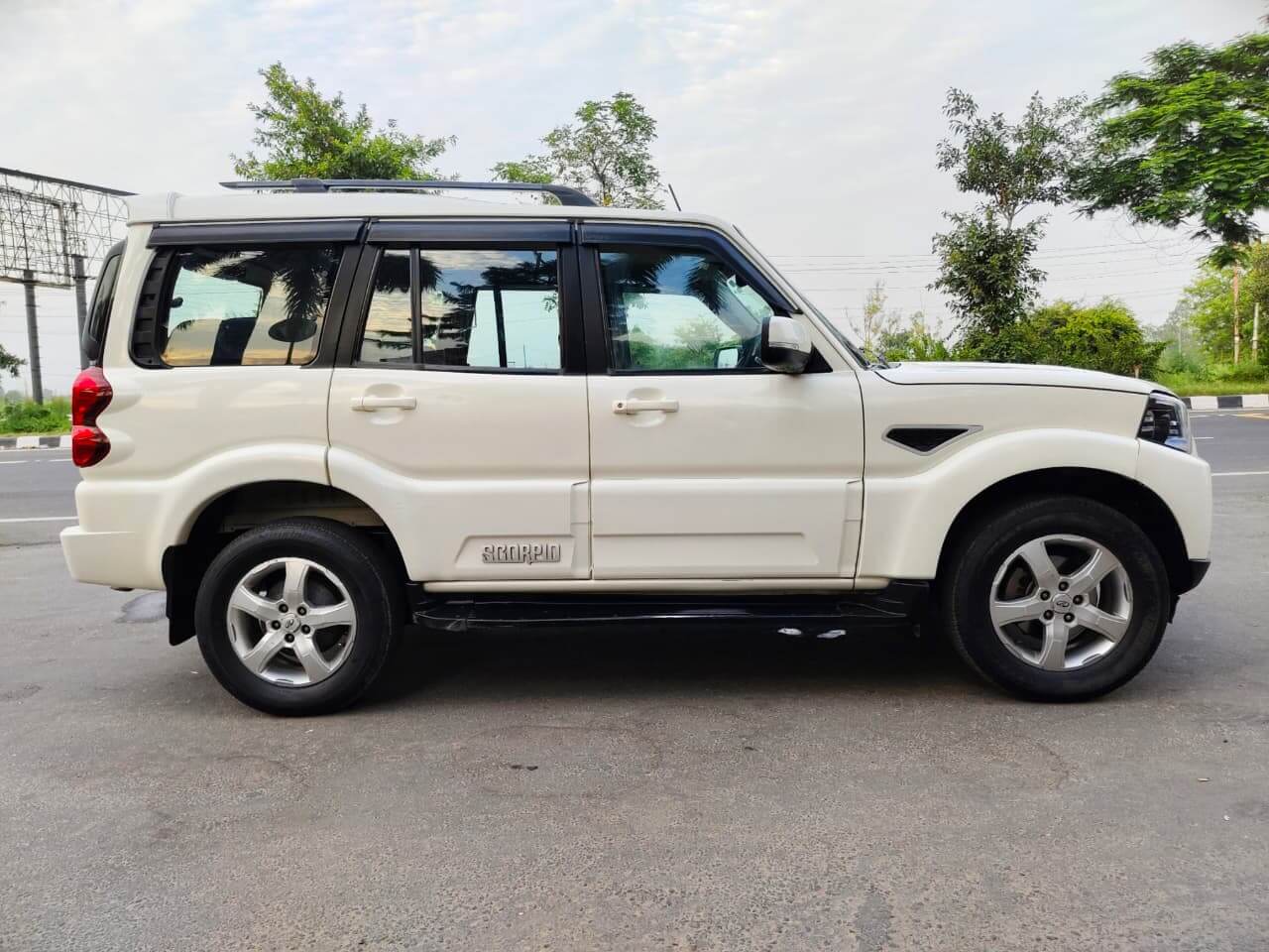2019 Mahindra Scorpio S11 thumb